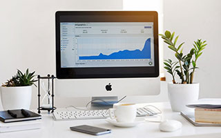 梦幻联动！黑人影帝丹泽尔·华盛顿现场看球 并与詹姆斯拥抱互动